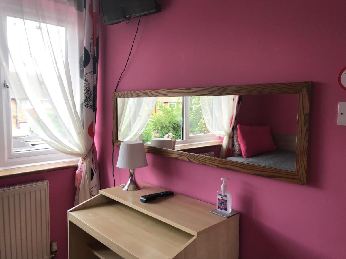 Becontreelodge Dagenham Bagian luar foto