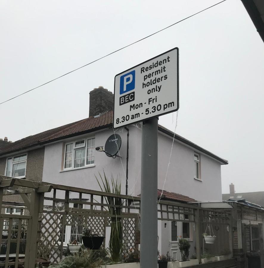 Becontreelodge Dagenham Bagian luar foto