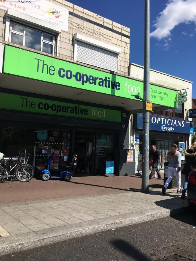 Becontreelodge Dagenham Bagian luar foto