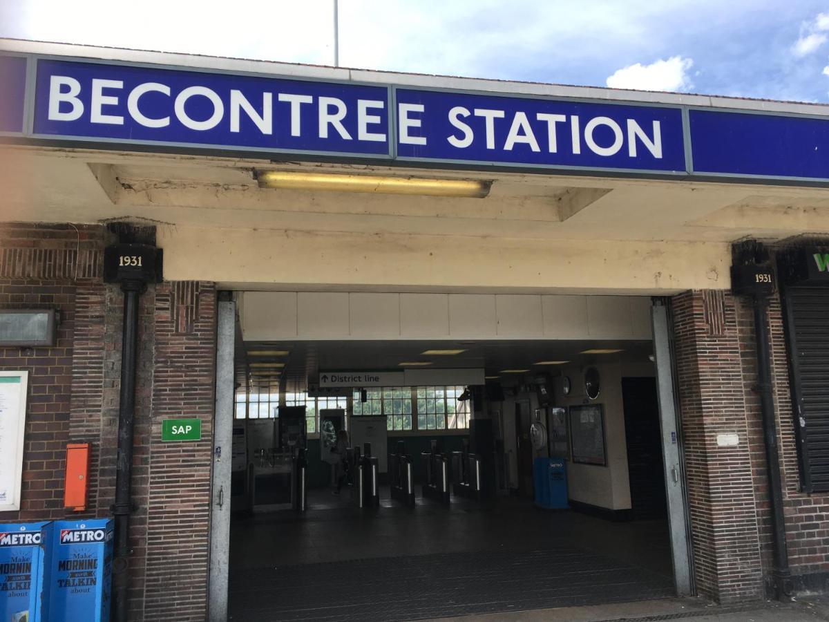 Becontreelodge Dagenham Bagian luar foto